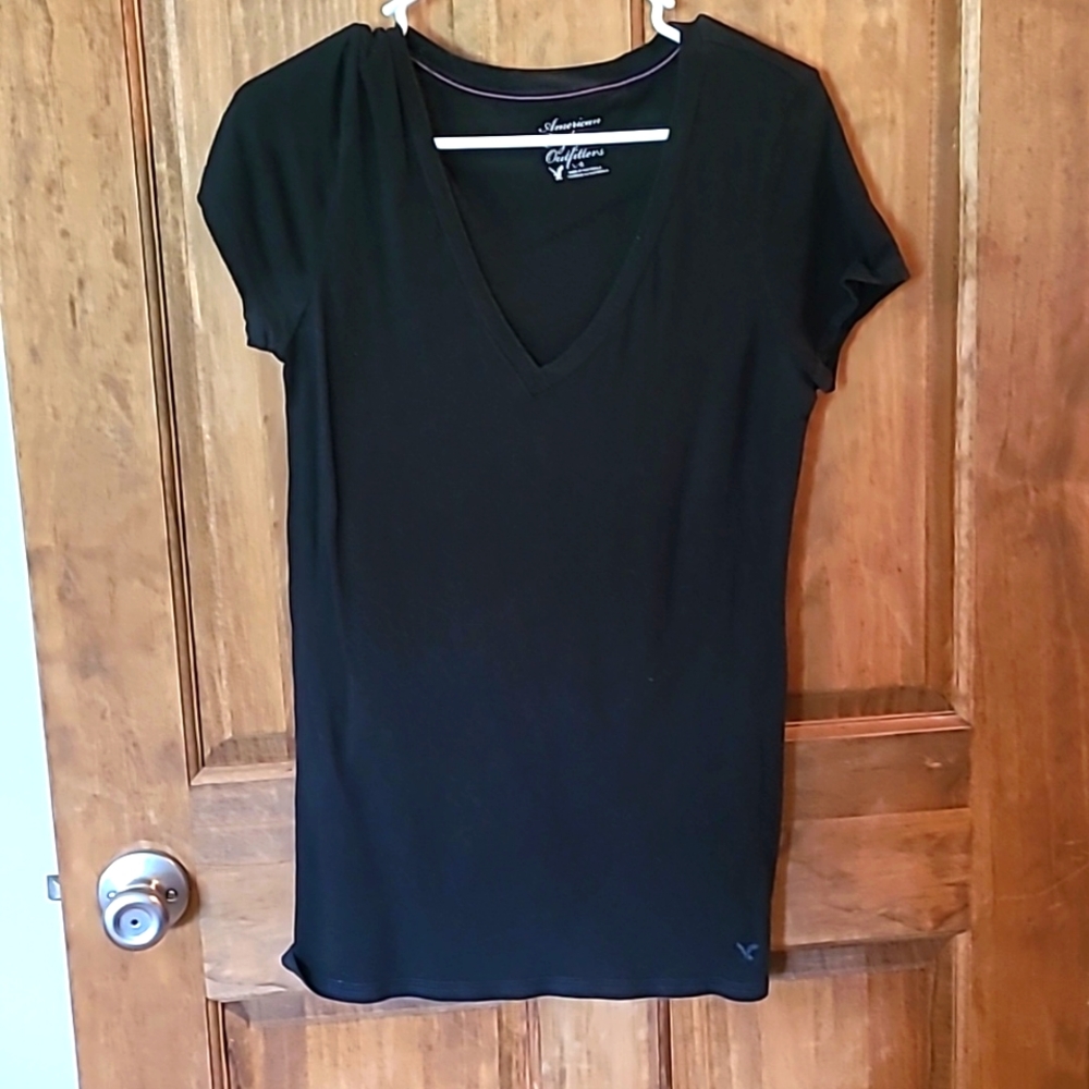 American Eagle Large v-neck shirt black